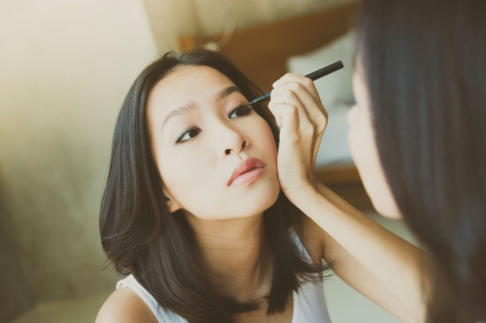 Simple Eyeliner Application Tips for the Workplace